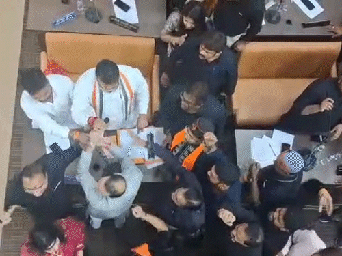 नेता प्रतिपक्ष बोले-अंग्रेजों के मुखबिर, BJP पार्षदों ने छीना माइक,VIDEO:रायपुर निगम की विशेष सामान्य सभा में हंगामा, धक्का-मुक्की; कांग्रेस के खिलाफ नारेबाजी