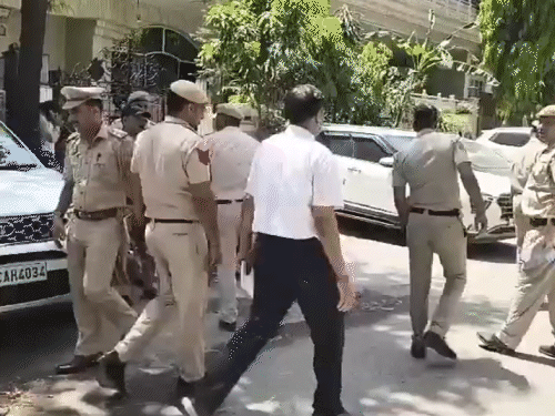 दिल्ली में IRS अफसर की बेटी की हत्या:घर में शव मिला, यौन उत्पीड़न की आशंका; नौकर पर शक, डेढ़ महीने पहले काम से निकाला था