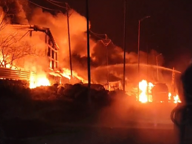 MP के पीथमपुर में केमिकल वेस्ट कंपनी में भीषण आग:रेलवे-डिफेंस सप्लायर कंपनियां भी जलीं; धमाकों से दहशत, देर रात तक आग बेकाबू