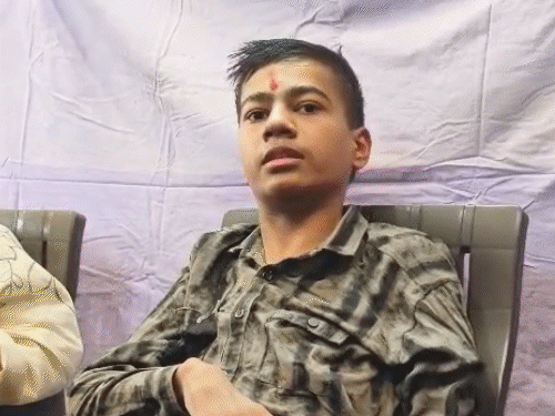 हाथ-पैर से कुछ काम नहीं कर सकता,10वीं में 100% आए:लेटे-लेटे करता है पढ़ाई; गोद में उठाकर स्कूल लेकर जाते हैं पिता