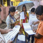 बंगाल- सुप्रीम कोर्ट ने SIR पर सवाल उठाए:चुनाव आयोग से पूछा- जहां 15% वोटरों पर फैसला नहीं, वहां विनिंग मार्जिन 2% हो तो क्या होगा