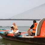 PM मोदी ने हुगली में नाव की सवारी की:नाविकों से भी मिले; शाह बोले- ममता के गुंडों को उल्टा लटकाकर सीधा करेंगे