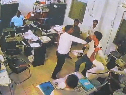 कृषि अधिकारी ने पत्रकार पर 10 से ज्यादा मुक्के बरसाए,VIDEO:डॉक्यूमेंट की फोटो खींचने पर मारपीट, सारंगढ़ में वकील को कॉलर पकड़कर धकेला