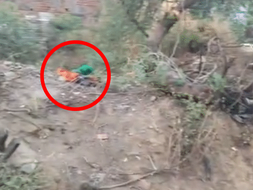 चॉकलेट लेने गई बच्ची का अपहरण, फिर रेप:पड़ोसी ने कपड़े से मुंह बांधा, दुष्कर्म के बाद बोरे में भरकर फेंका, थाने का घेराव