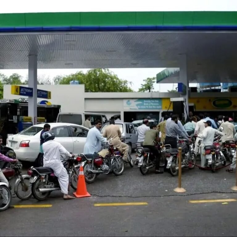 जंग का असर- पाकिस्तानी मंत्रियों को 6 महीने सैलरी नहीं:तेल की कीमतें बढ़ने का विरोध, सरकार ने पेट्रोल 80 रुपया सस्ता किया