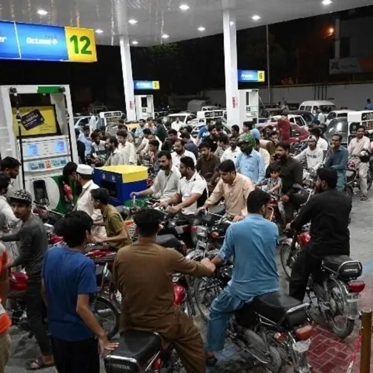 पाकिस्तान में पेट्रोल-डीजल 5 रुपए सस्ता हुआ:पेट्रोल 409.78 और हाई-स्पीड डीजल 409.58 रुपए लीटर मिल रहा, भारत में कल ₹3-3 महंगे हुए थे