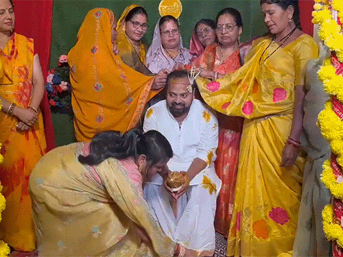 BJP विधायक दीपेश की सामूहिक विवाह में शादी:बेमेतरा में बैलगाड़ी से निकली बारात, ई-रिक्शा से पहुंचे बाकी दूल्हे, डिप्टी सीएम शामिल हुए