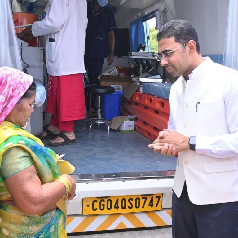 समाधान शिविर में ग्रामीणों को मिली मुफ्त स्वास्थ्य सुविधा:बलौदाबाजार कलेक्टर बुजुर्ग महिला की मांग पर दवाइयां पैकेट में देने और वाहन में सीढ़ी लगाने के दिए निर्देश