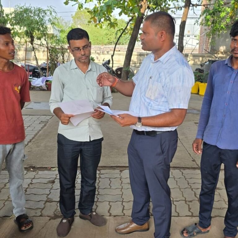 बलौदाबाजार में अफवाहों से 5 पेट्रोल पंप ड्राई:प्रशासन बोला- जिले में पर्याप्त स्टॉक, पूल वाहन व्यवस्था लागू