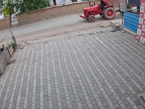 रायपुर- पानी टैंकर ने बच्चे को कुचला, मौत, VIDEO:चक्के चढ़ने के बाद भी खड़ा हुआ बच्चा, तड़पकर फिर गिरा; ड्राइवर फरार