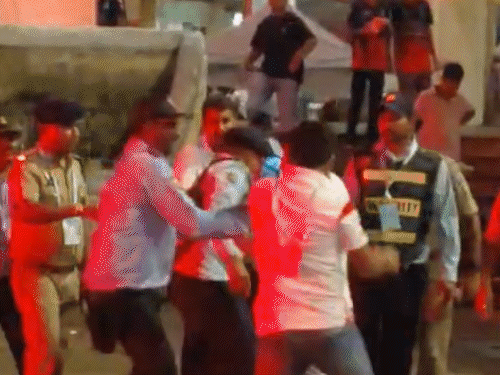 रायपुर IPL, गेट तोड़कर स्टेडियम में घुसी भीड़:पुलिस-सुरक्षाकर्मियों ने दौड़ा-दौड़ा कर पीटा, लोग बोले- टिकट होने के बावजूद एंट्री नहीं दी