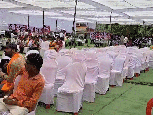 सुशासन तिहार में BJP विधायक बोले-पटवारी को जूता से मारूंगा,VIDEO:गरियाबंद में रिश्वत की शिकायत मिली थी; इधर पूर्व संसदीय सचिव कलेक्टर पर भड़के