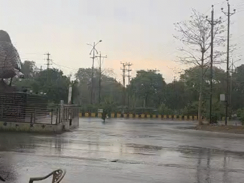 छत्तीसगढ़ में आज भी आंधी-बारिश का अलर्ट:शाम को बदल सकता है मौसम, अगले 2 दिन यही हालात; इसके बाद बढ़ेगी गर्मी