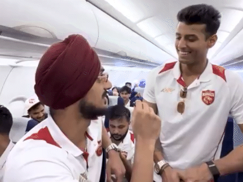 फ्लाइट में ई-सिगरेट पीते दिखे युजवेंद्र चहल, VIDEO वायरल:यह भारत में बैन; पहले राजस्थान के कप्तान रियान भी पीते दिखे थे, जुर्माना लगा था