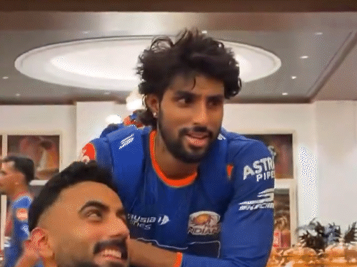 अर्शदीप ने तिलक से पूछा- ओए अंधेरे, सनस्क्रीन लगाया:MI का जवाब- अंधेरा नहीं सितारा; पूर्व क्रिकेटर बोले- ये नस्लीय टिप्पणी, अर्शदीप को बैन करो