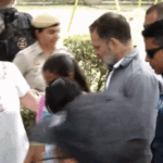 राहुल ने दिल्ली में ऑटो ड्राइवरों के साथ खाना खाया:यूनिफॉर्म पहनी, पार्क में जमीन पर बैठे, आधे घंटे बातचीत की; कहा- संसद में मुद्दे उठाएंगे