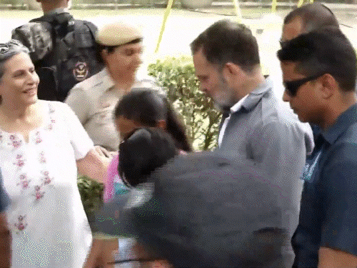 राहुल ने दिल्ली में ऑटो ड्राइवरों के साथ खाना खाया:यूनिफॉर्म पहनी, पार्क में जमीन पर बैठे, आधे घंटे बातचीत की; कहा- संसद में मुद्दे उठाएंगे