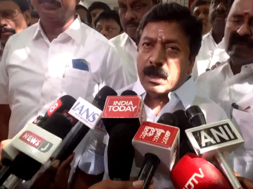 AIADMK में फूट, बागी गुट का TVK को समर्थन:षणमुगम बोले- जनादेश विजय के साथ; हम DMK से जुड़ते तो अस्तित्व ही खत्म हो जाता