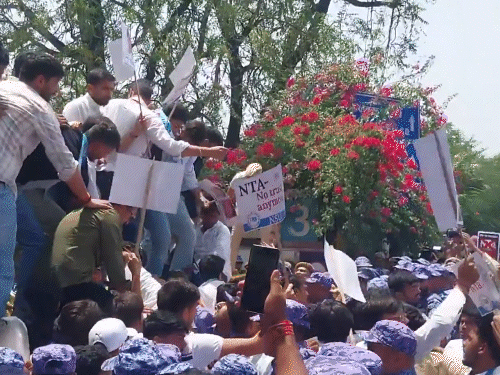NEET पेपर लीक केस- 9वीं गिरफ्तारी, पुणे की टीचर गिरफ्तार:NTA ने एक्सपर्ट तैनात किया था, छात्रों को बॉटनी-जूलॉजी के कई सवाल बताए
