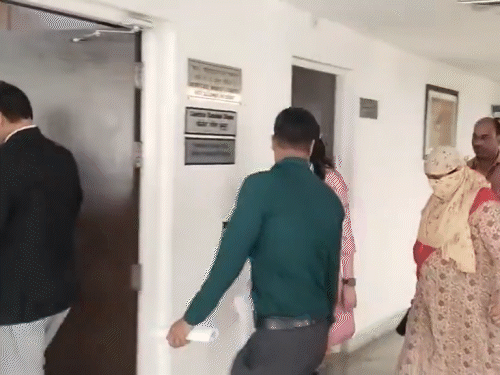 NEET पेपर लीक केस में 9वां आरोपी कोर्ट में पेश:बॉटनी टीचर मंधारे 14 दिन की CBI कस्टडी में; नांदेड़ में कदम के फ्लैट पर छापा