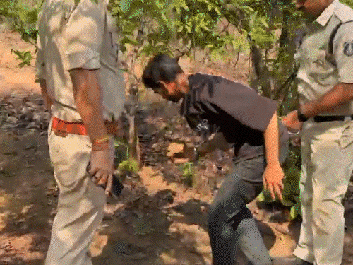 महिला वकील के पहले कपड़े उतारे, फिर चाकू से काटा-गला:पत्थर से चेहरा कुचला, 2 साल का अफेयर, शादी की जिद्द की तो मारा
