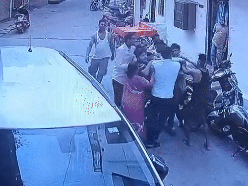 बीजेपी नेता और युवाओं ने एक-दूसरे को जमकर पीटा,VIDEO:भिलाई में बर्थडे-पार्टी में बीयर की बोतल टूटने पर मारपीट, थाने में भी आपस में भिड़े