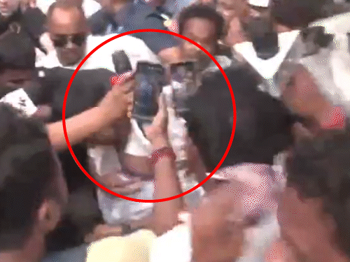 बंगाल में अभिषेक बनर्जी से मारपीट:अंडे फेंके, शर्ट फाड़ी, चोर-चोर के नारे लगाए, हेलमेट पहनाकर निकाला गया; भाजपा कार्यकर्ताओं पर आरोप