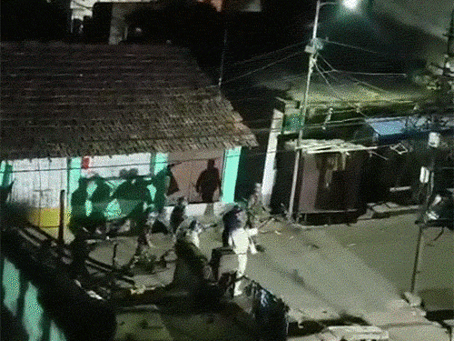 बंगाल के आसनसोल में पुलिस चौकी में तोड़फोड़-पथराव:पुलिस ने आंसू गैस छोड़ी; लाउडस्पीकर की आवाज कम करने के निर्देश के बाद हंगामा
