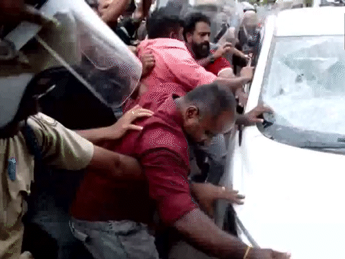 पूर्व CM विजयन के घर पर ED टीम पर हमला:समर्थकों ने लाठी-पत्थर बरसाए, गाड़ी तोड़ी; उनकी बेटी की IT कंपनी से जुड़ा है मामला