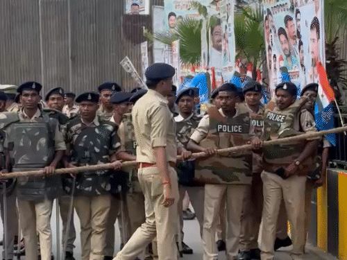 छात्र संघ चुनाव को लेकर NSUI का CM हाउस घेराव:पोस्टर लेकर बुलडोजर पर चढ़ें कार्यकर्ता, 4 लेयर में सुरक्षा के इंतजाम