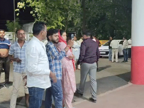 लड़की के ससुराल पहुंचा युवक, बोला-दुल्हन मेरी गर्लफ्रेंड:कहा- 3 साल से रिलेशन में, दोनों के फोटो-वीडियो भी है, दूल्हा बोला- तलाक चाहिए, रिसेप्शन कैंसिल