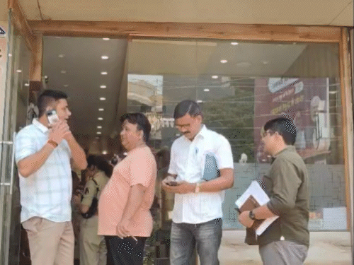 रायपुर के लक्ष्य ज्वेलर्स में 1 करोड़ की चोरी:देर-रात चोरों ने सोने-चांदी के जेवर किए पार; सुबह शोरूम खोलने पर चला पता