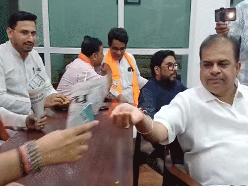 बंगाल-असम के रुझानों में BJP को बहुमत…छत्तीसगढ़ में जश्न:एकात्म परिसर में कार्यकर्ताओं ने झालमुड़ी खाकर किया सेलिब्रेट, ‘राम जी की सेना चली’ गाया