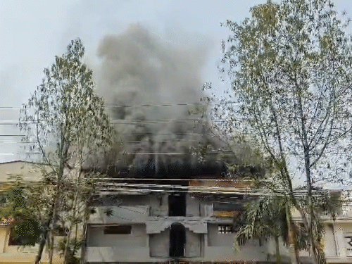 बिलासपुर- व्यापार विहार के तेल गोदाम में भीषण आग, VIDEO:ऑयल के चलते तेजी से फैली, शॉर्ट-सर्किट की आशंका; 3 घंटे बाद भी काबू नहीं