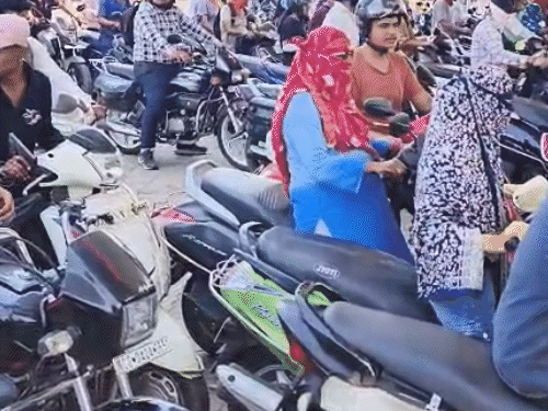 मैनेजर बोले- सप्लाई नॉर्मल, पेट्रोल खत्म होने की अफवाह:रायपुर में फ्यूल स्टेशनों पर गाड़ियों की लगी कतारें, बिलासपुर में 13 पेट्रोल पंप ड्राई