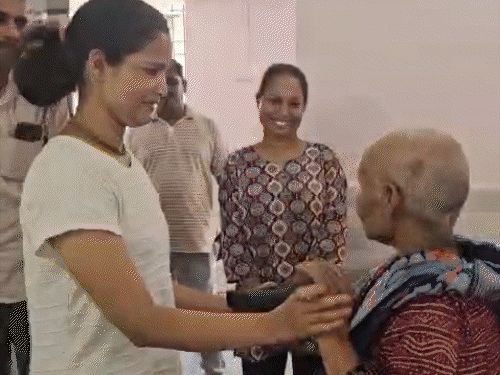 11 महीने बाद लापता मां से मिली, फूट-फूटकर रोई,VIDEO:बेटी बोली-खो चुकी थी उम्मीद, प्रेमानंद महाराज ने दिलाया भरोसा, फिर भिलाई से आया फोन