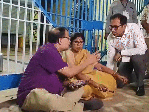 ममता बनर्जी भवानीपुर स्ट्रॉन्ग रूम में 4 घंटे रहीं:कहा- किसी को EVM लूटने नहीं देंगे; चुनाव आयोग बोला- पोस्टल बैलट छंट रहे थे, EVM सुरक्षित
