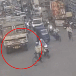 ट्रक ने बाइक सवार को रौंदा, मौत का LIVE VIDEO:लेफ्ट टू राइट जाते समय ब्लाइंड स्पॉट पर आया, सिर पर चढ़े ट्रक के पहिए