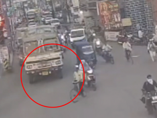 ट्रक ने बाइक सवार को रौंदा, मौत का LIVE VIDEO:लेफ्ट टू राइट जाते समय ब्लाइंड स्पॉट पर आया, सिर पर चढ़े ट्रक के पहिए