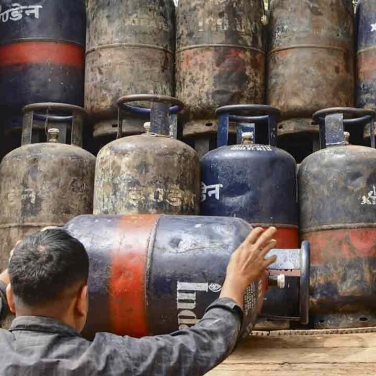 आज से कॉमर्शियल गैस सिलेंडर 993 रुपए महंगा:ऑनलाइन गेमिंग के लिए नए नियम भी लागू; मई में होने वाले 4 बड़े बदलाव
