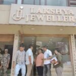 रायपुर में लक्ष्य ज्वेलर्स से 1 करोड़ की ज्वेलरी चोरी:आधी-रात दुकान में घुसे चोर, सोने-चांदी के जेवर पार, सुबह शॉप खोलने पर पता चला