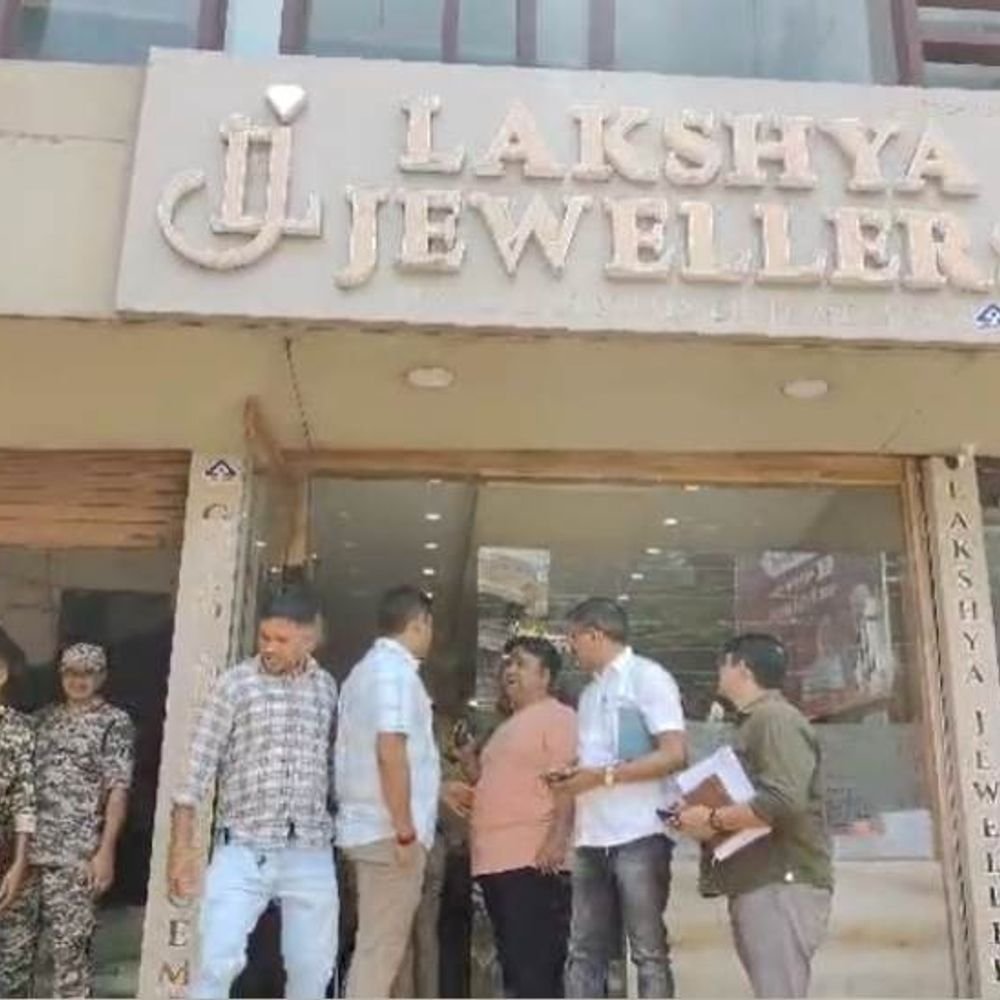 रायपुर में लक्ष्य ज्वेलर्स से 1 करोड़ की ज्वेलरी चोरी:आधी-रात दुकान में घुसे चोर, सोने-चांदी के जेवर पार, सुबह शॉप खोलने पर पता चला