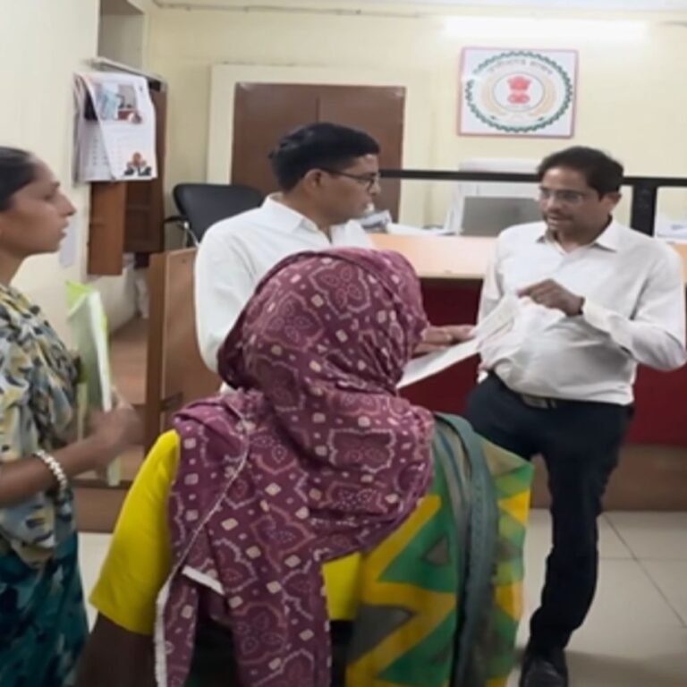 राजस्व-मंत्री भड़ककर बोले-सांप की तरह बैठकर कुर्सियां मत तोड़ो: VIDEO:रायपुर तहसील के अधिकारियों को लगाई फटकार, पहले कर चुके है पटवारी को सस्पेंड