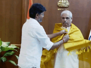 एक्टर विजय 121 विधायकों का समर्थन लेकर राज्यपाल से मिले:तमिलनाडु में सरकार बनाने का दावा पेश किया; चार दिनों में चौथी मुलाकात
