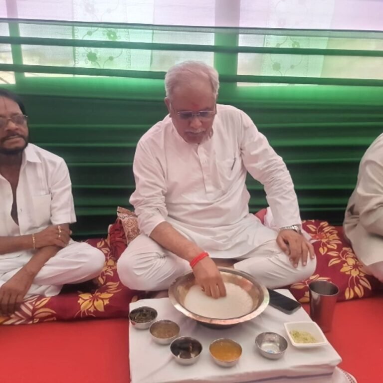 श्रमिक दिवस पर भूपेश बघेल ने मनाया ‘बोरे बासी दिवस’:श्रमिकों और छात्रा को सम्मानित किया, पूर्व मुख्यमंत्री ने ‘सुशासन तिहार’ पर बोला हमला