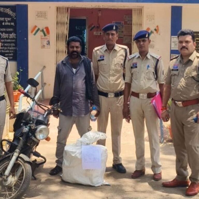 बालोद में 12 किलो गांजा के साथ आरोपी गिरफ्तार:बाइक से ले जा रहा था रायपुर, पुलिस ने एनएच-30 पर चेकिंग में दबोचा