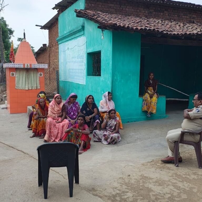 अवैध शराब और नशे के खिलाफ जनजागरूकता अभियान:चौकी प्रभारी ने ग्रामीणों के साथ की बैठक, नशा मुक्त समाज के बनाने की अपील