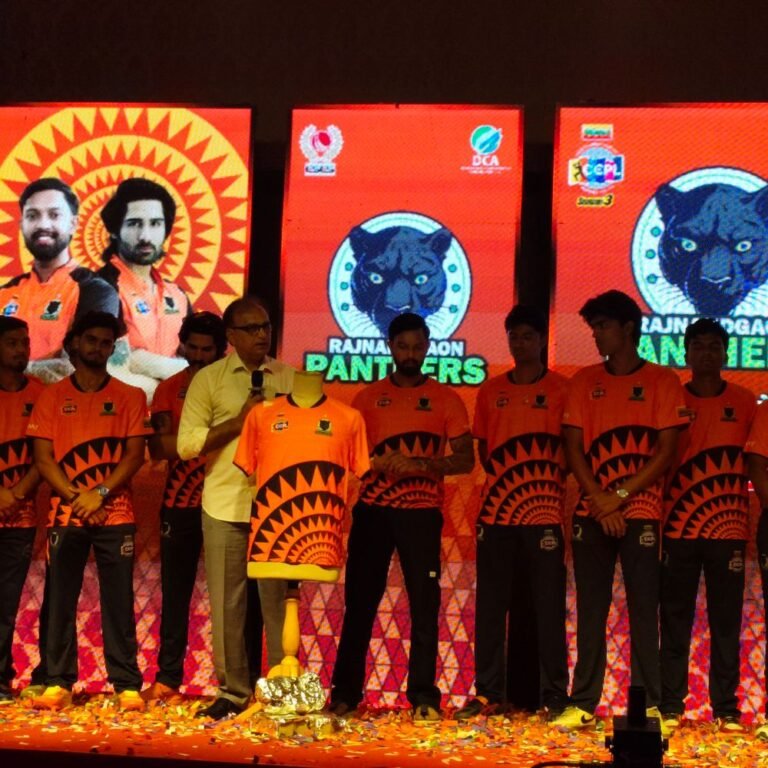 राजनांदगांव पैंथर्स की टी-शर्ट लॉन्च, कलेक्टर ने बढ़ाया उत्साह:छत्तीसगढ़ क्रिकेट प्रीमियर लीग सीजन-3 के लिए टीम तैयार