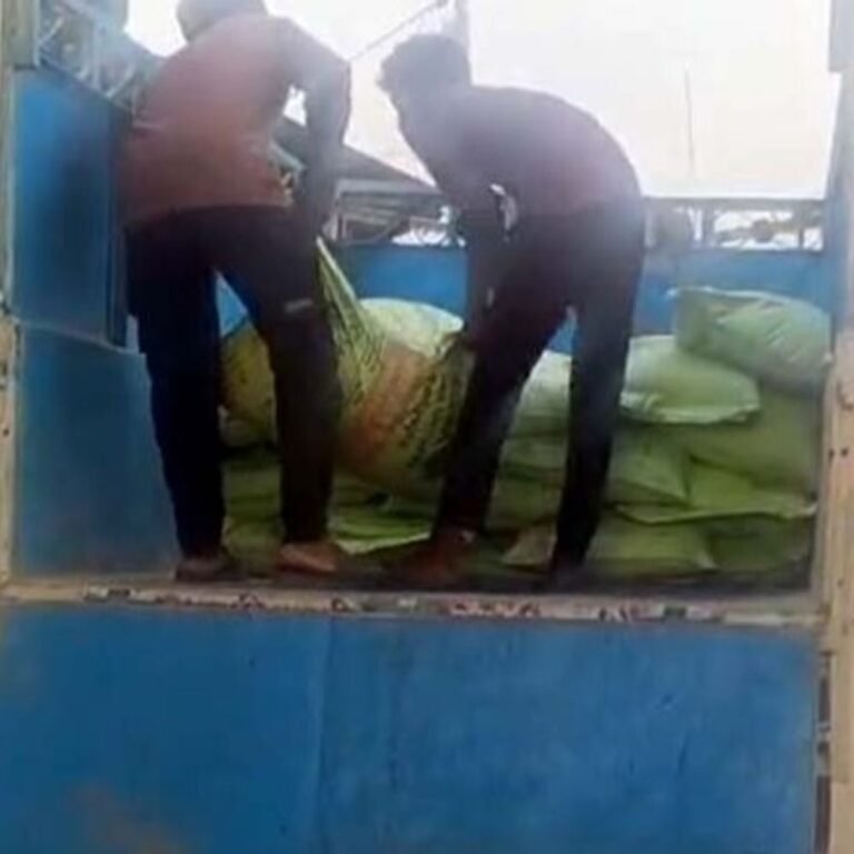 रायगढ़ में पिकअप समेत 52 बोरी DAP खाद जब्त:सक्ती से लाया जा रहा था, प्रतीक सेवा केंद्र के स्टॉक में भी मिली गड़बड़ी
