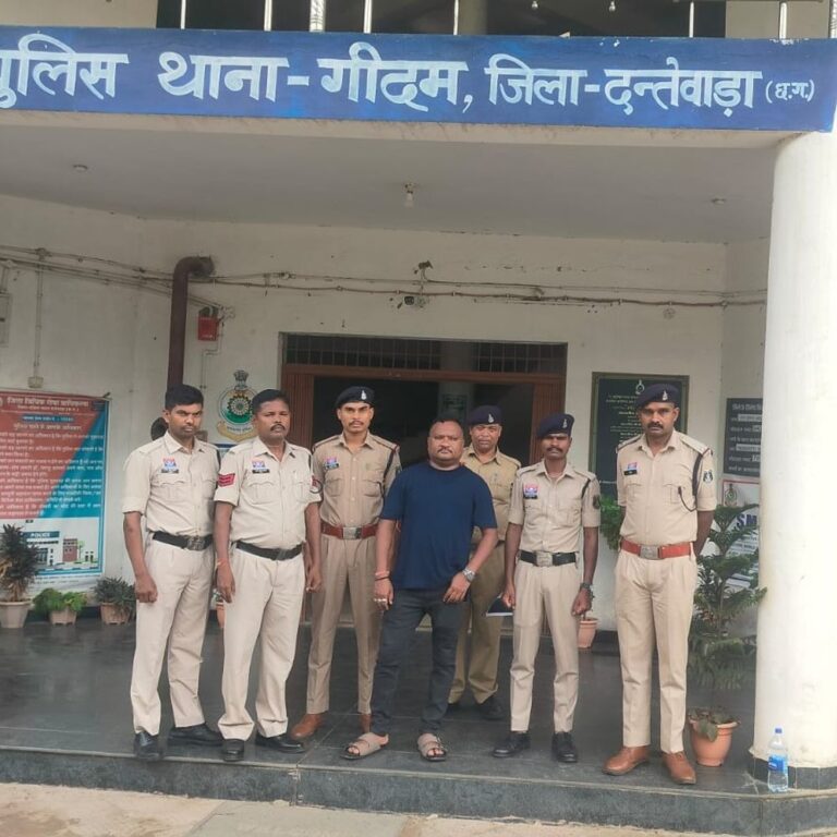 ट्रक ड्राइवर सुसाइड केस में मर्सिडीज चालक गिरफ्तार:साथी बोला-1 करोड़ रुपए मांगे और मारपीट की, एक्सीडेंट के बाद युवक ने लगाई थी फांसी